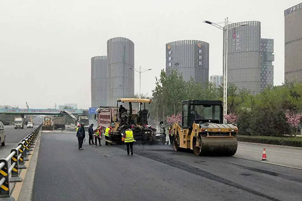 高速公路路面施工為什么多數(shù)使用瀝青材料？